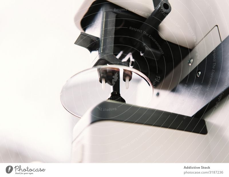 Werkzeug zur Herstellung von Brillengläsern Augenoptikerin Linse Labor Brillenträger professionell Medikament Gerät Vorbereitung Präzision Ophthalmologie