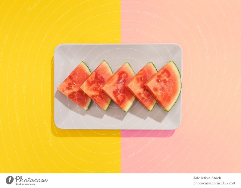 Wassermelone auf farbigem Hintergrund Frucht Gesundheit tropisch exotisch Farbe geschnitten Saatgut rot Hintergrundbild Sommer saftig Teile mehrfarbig Vitamin