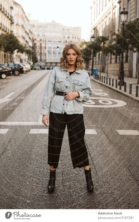 Stilvolle Frau inmitten der Stadtstraße Straße Großstadt stehen Jugendliche Model Outfit trendy lässig Asphalt genießen modisch Glamour Lifestyle