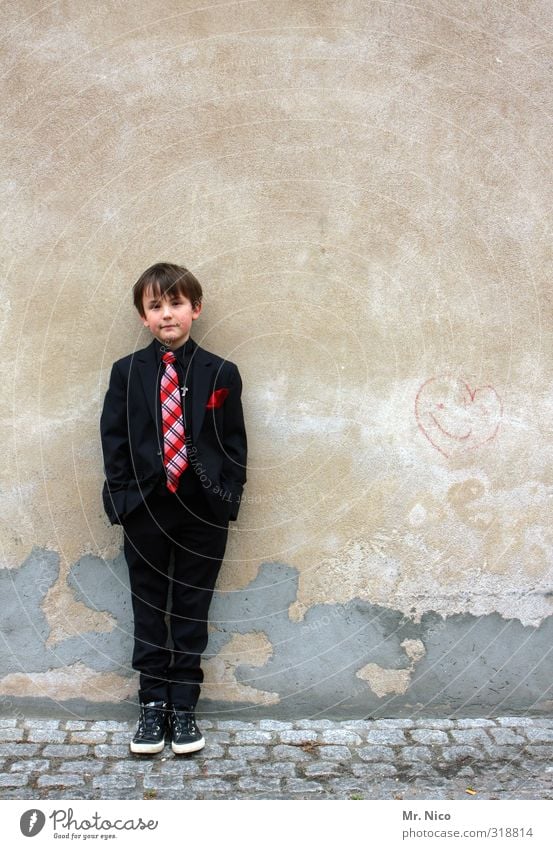 Anzugträger Lifestyle maskulin Junge 1 Mensch 8-13 Jahre Kind Kindheit Gebäude Mode Krawatte beobachten stehen frech trendy Gelassenheit Langeweile Coolness