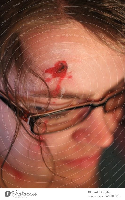 Halloween - Frau mit Kopfwunde Wunde Schminke Mord Gefahr Theater Kopfschuss Blut Tod Gewalt Mensch Gesicht Angst gefährlich Wut bedrohlich Schmerz Entsetzen