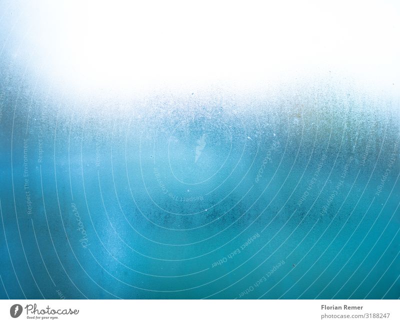 Kondenswasser auf Scheibe Glasscheibe Fenster kondensieren Wassertropfen Wasserfarbe Flüssigkeit einzigartig blau weiß kalt Farbfoto Innenaufnahme