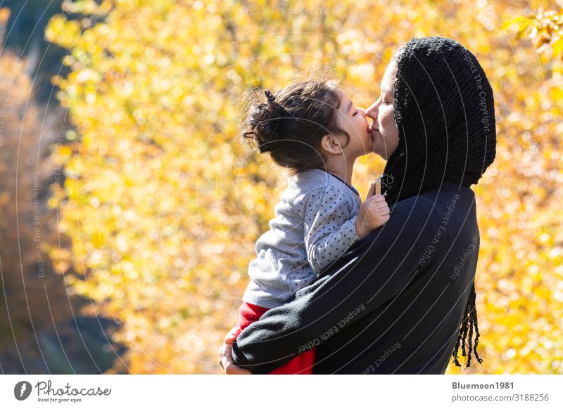 Herbstsaison Naturszene mit junger Mutter und einem kleinen Mädchen in ihrer Umarmung orange Lifestyle Freude Glück schön Erholung Ferien & Urlaub & Reisen Kind