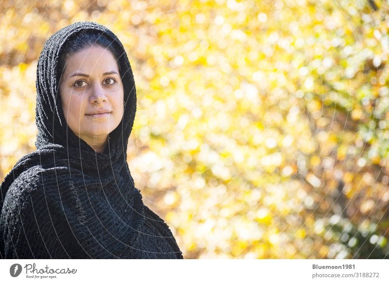 Porträt einer jungen Muslimin vor dem Herbstlaub Orange Lifestyle Glück schön Erholung feminin Junge Frau Jugendliche Erwachsene 1 Mensch 30-45 Jahre Kultur