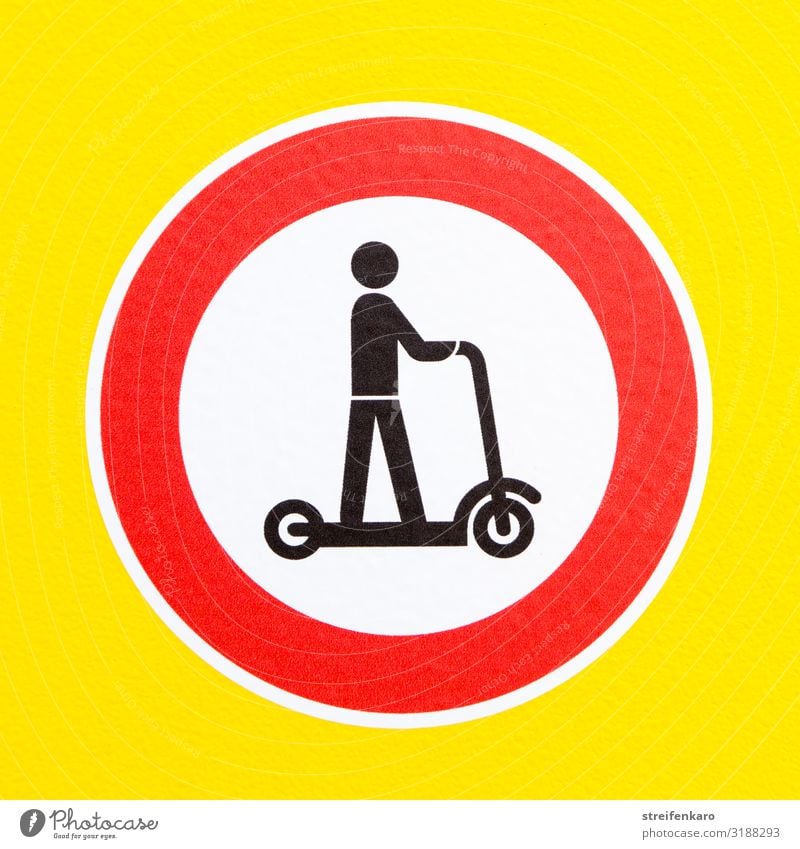 Verbotsschild Elektroroller auf gelbem Hintergrund Sport Energiewirtschaft Mensch 1 Verkehr Verkehrswege Personenverkehr Straßenverkehr Zeichen