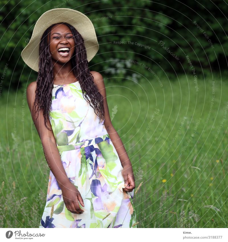 lachende Frau mit Strohhut in einer Wiese feminin Erwachsene 1 Mensch Park Kleid Hut brünett langhaarig stehen frei Fröhlichkeit schön Freude Glück Lebensfreude