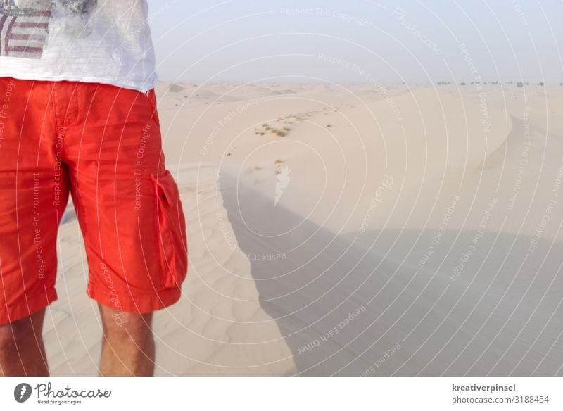 In der Wüste Mensch maskulin Körper Beine 1 30-45 Jahre Erwachsene Sand Himmel Horizont Sommer Schönes Wetter Dürre Bekleidung T-Shirt Hose Badehose Stoff