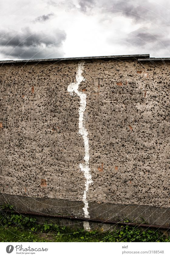 Broken Wall Renovieren Wolken Gewitterwolken Mauer Wand Fassade Stein Beton dunkel eckig kaputt grau weiß Horizont Ordnung stagnierend Trennung Riss Mauerriss