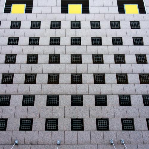 ~ Menschenleer Haus Bauwerk Gebäude Architektur Mauer Wand Fassade Fenster Beton Linie Streifen gelb grau Design Farbe graphisch Grafische Darstellung Gitter