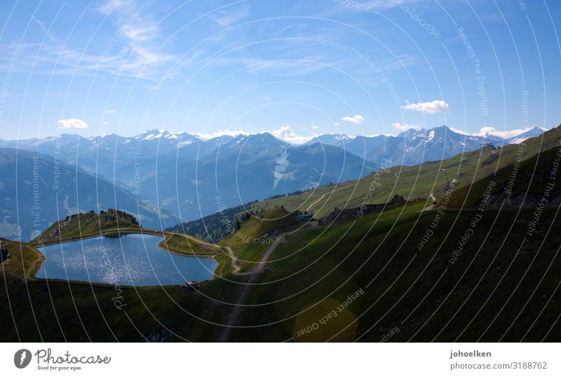 Teich in den Alpen See Speicherteich Berge u. Gebirge Almwiese Himmel Menschenleer Textfreiraum Schönwetterwolken Blauer Himmel Zillertaler Alpen Bergpanorama