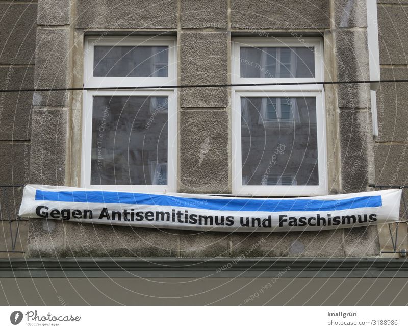 Gegen Antisemitismus und Faschismus Haus Altbau Mauer Wand Fenster Spruchband Schriftzeichen Kommunizieren blau braun weiß Gefühle Stimmung Mut Menschlichkeit