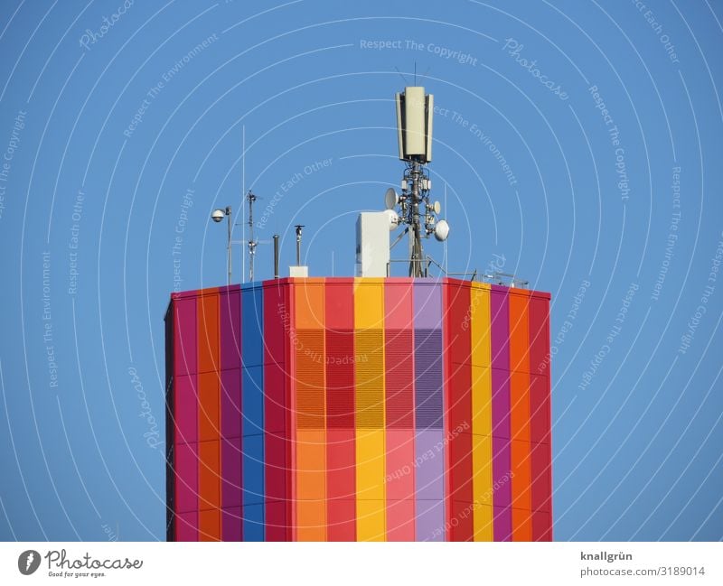 Signalwirkung Turm Gebäude Antenne Satellitenantenne Mobilfunkantenne Kommunizieren leuchten eckig hoch oben Stadt blau mehrfarbig Farbe Fortschritt Kontakt