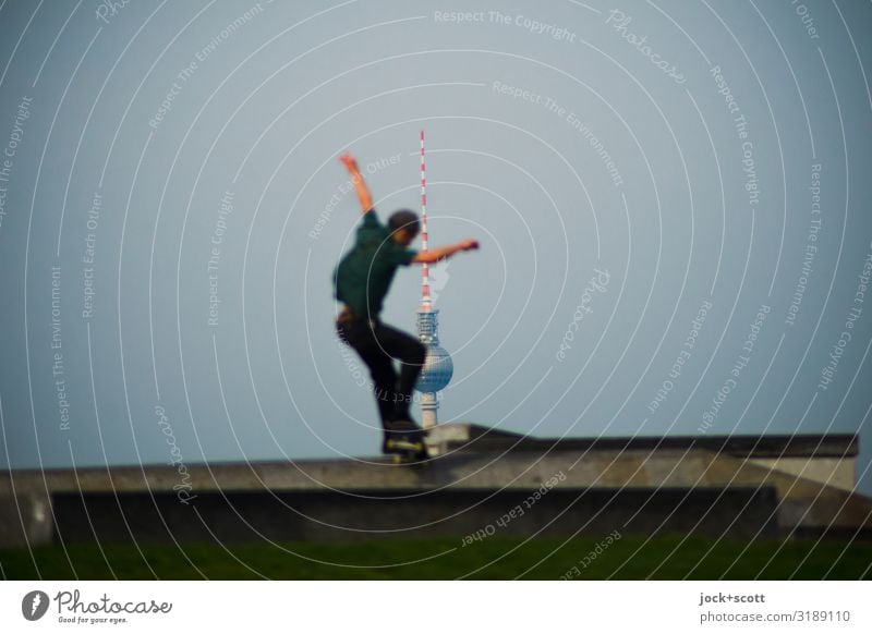 ein Sprung für 1800 Skateboarding Junger Mann Jugendliche Wahrzeichen Berliner Fernsehturm Betonplatte springen sportlich Gefühle Lebensfreude Coolness achtsam