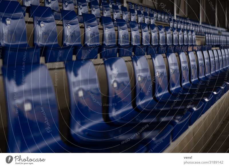 Stadionstühle blau von der Seite Tribüne Sportstätten Stuhl wählen gebrauchen hocken sitzen warten ästhetisch einfach Zusammensein Originalität sportlich
