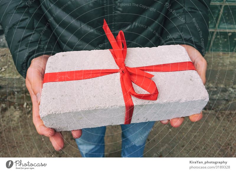 Weißer Ziegelstein mit rotem Band als Geschenkbox Lifestyle kaufen Design Freude Freizeit & Hobby Dekoration & Verzierung Weihnachten & Advent Geburtstag Hand 1