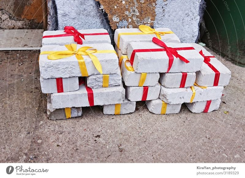 Weiße Ziegel mit rotem Band als Geschenk Lifestyle kaufen Design Dekoration & Verzierung Weihnachten & Advent Geburtstag Verpackung Kasten Backstein Neugier