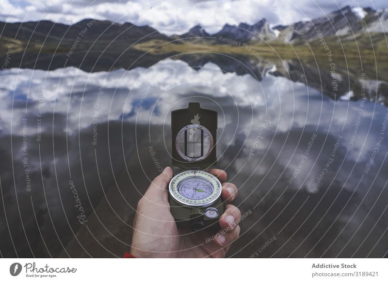 Erntehand mit Kompass in Seenähe Hand Zirkel Tourist Einbalsamierung von Fällen León Spanien Berge u. Gebirge Tal ruhig Ausflug Abenteuer