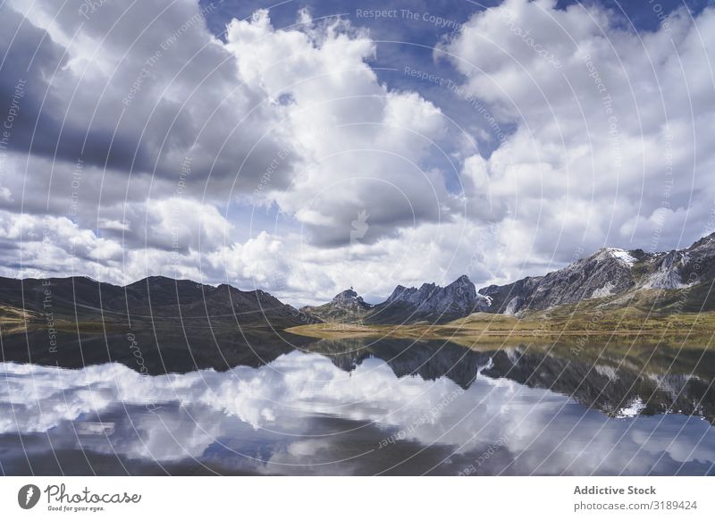 Bewölkter Himmel über ruhigem See und Bergen Berge u. Gebirge Wolken Einbalsamierung der Fallbeispiele Spanien León Reflexion & Spiegelung Landschaft Natur