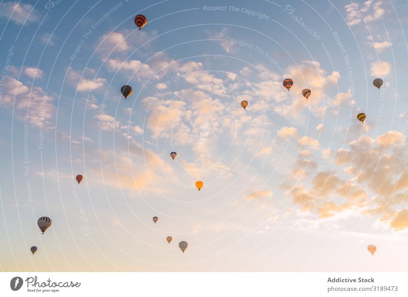 Heißluftballons gegen den untergehenden Himmel Ballone Festspiele Sonnenuntergang Wolken fliegen Cappadocia Türkei Ferien & Urlaub & Reisen Abenteuer Verkehr