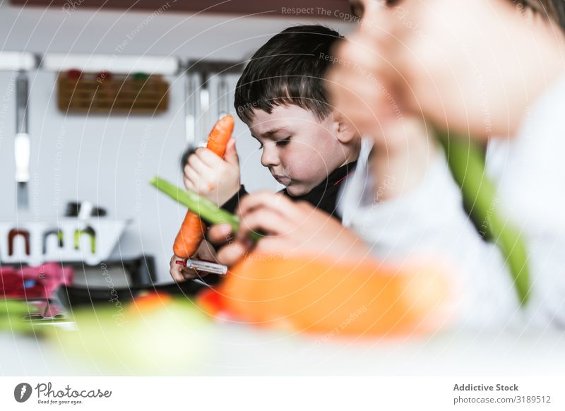 Geschwister bereiten Gemüse für Salat zu. Küche kochen & garen angeblättert Schneiden Salatbeilage heimwärts Mädchen Junge Vegane Ernährung Gesundheit frisch