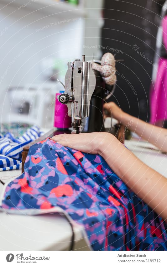 Teenagermädchen in einer Nähschule Frau Schulklasse Klassenraum Jugendliche Bekleidung Stickereien Stoff Fabrik Mädchen Beruf Maschine Muster Schule Nähen
