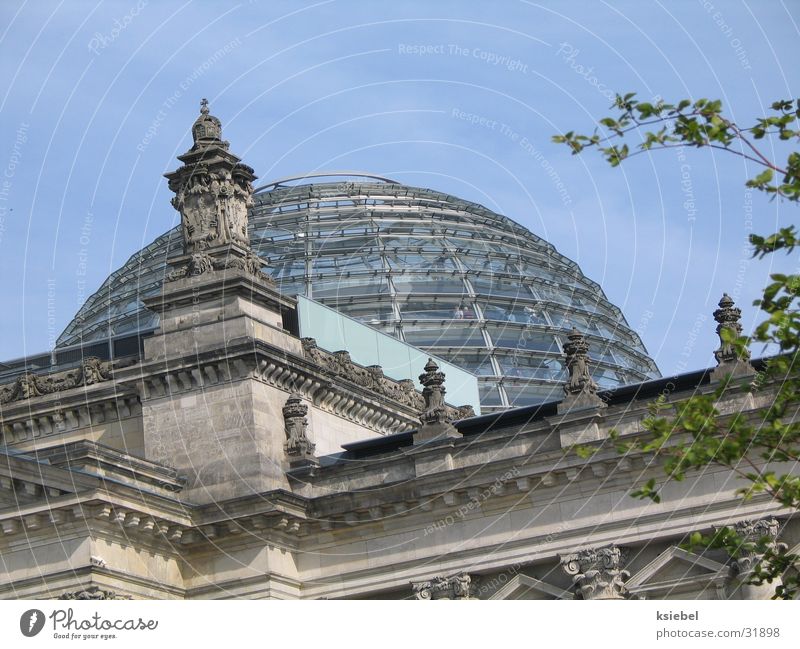 Berlin Reichstagkuppel Kuppeldach Glaskuppel Haus Denkmal Architektur Deutscher Bundestag kanzler