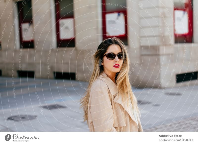 Junge Frau mit Sonnenbrille, die auf der Straße posiert. Körperhaltung Stil Großstadt Jugendliche schön attraktiv hübsch charmant genießen Coolness trendy