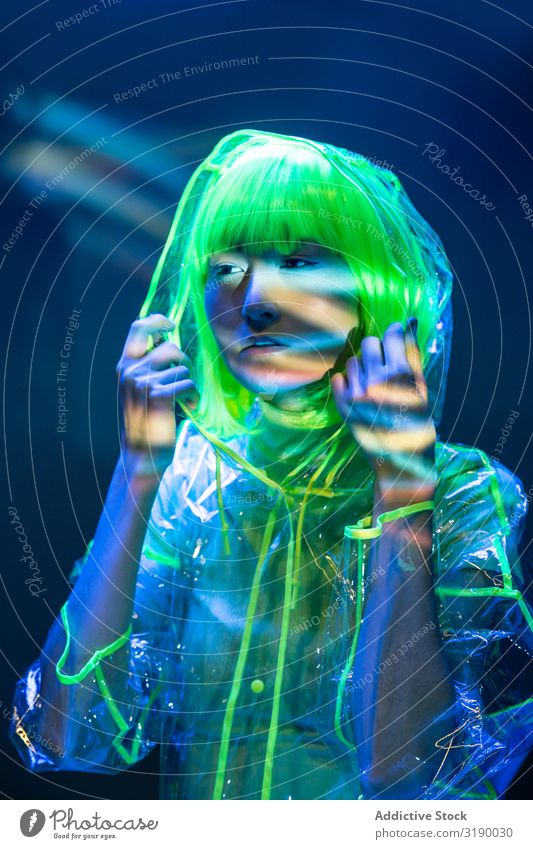 Asiatin posiert im Fluoreszenzlicht Frau Körperhaltung fluoreszierend Licht Jugendliche asiatisch Lifestyle Model Zukunft Disco glühen neonfarbig schön Farbe