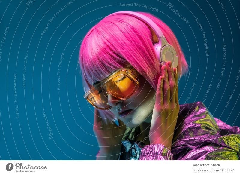 Junge Frau beim Musikhören Kopfhörer Jugendliche asiatisch Glück Mensch attraktiv Lifestyle hübsch modern trendy Japaner Subkultur Stadt silber Jacke Tanzen