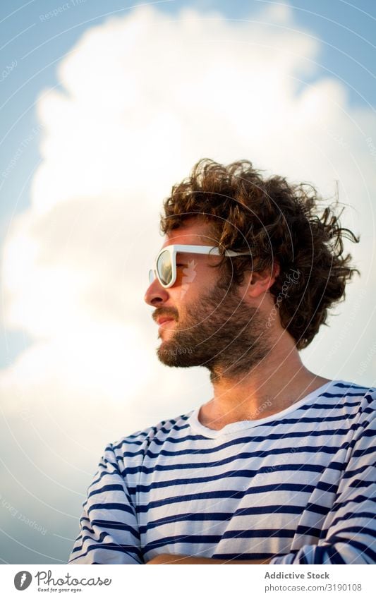 Mann schaut weg in türkisfarbenem Meer. Wegsehen Sonnenbrille verschränkte Arme Strand lässig Sand Paradies Wasser T-Shirt Ferien & Urlaub & Reisen Malediven