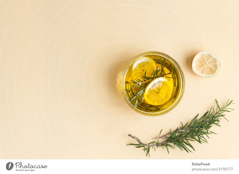 Rosmarin und Zitronen Qualitätsöl Gemüse Kräuter & Gewürze Ernährung Diät Flasche Behandlung Alternativmedizin Medikament Wellness Erholung Duft Spa Natur