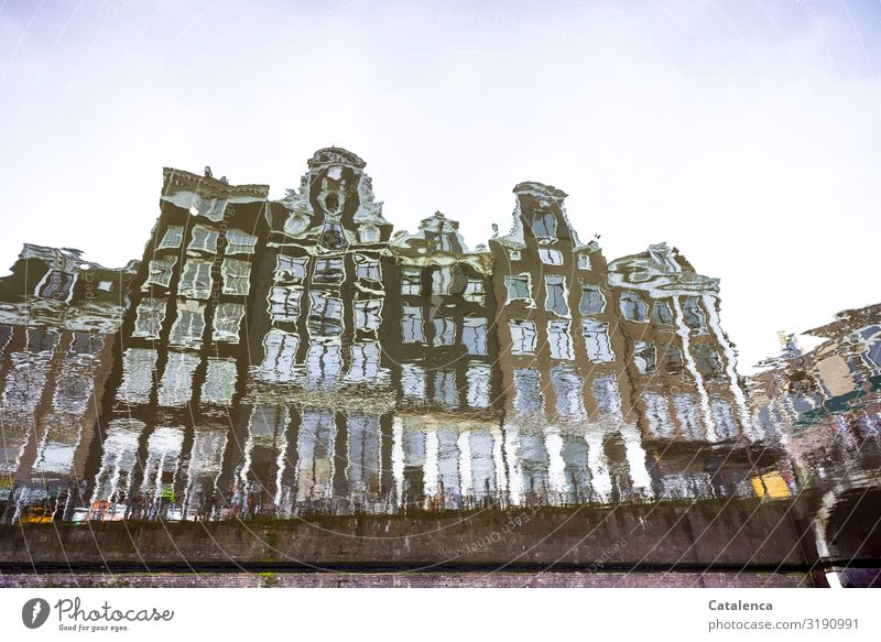 Unscharf | Spiegelung, Amsterdamer Häuserreihe spiegelt sich im Wasser einer Gracht Tourismus Sightseeing Wohnung Urelemente Himmel Niederlande Bauwerk Gebäude