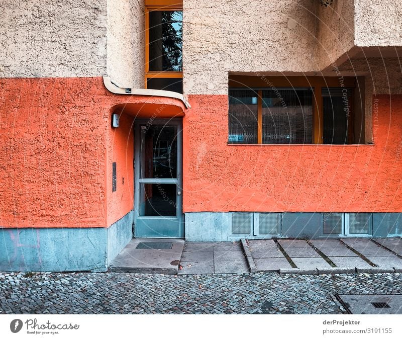 Wohnen kann auch töten: Kreuzberg Ferien & Urlaub & Reisen Tourismus Menschenleer Traumhaus Mauer Wand Fassade Fenster Tür bedrohlich dreckig dunkel hässlich