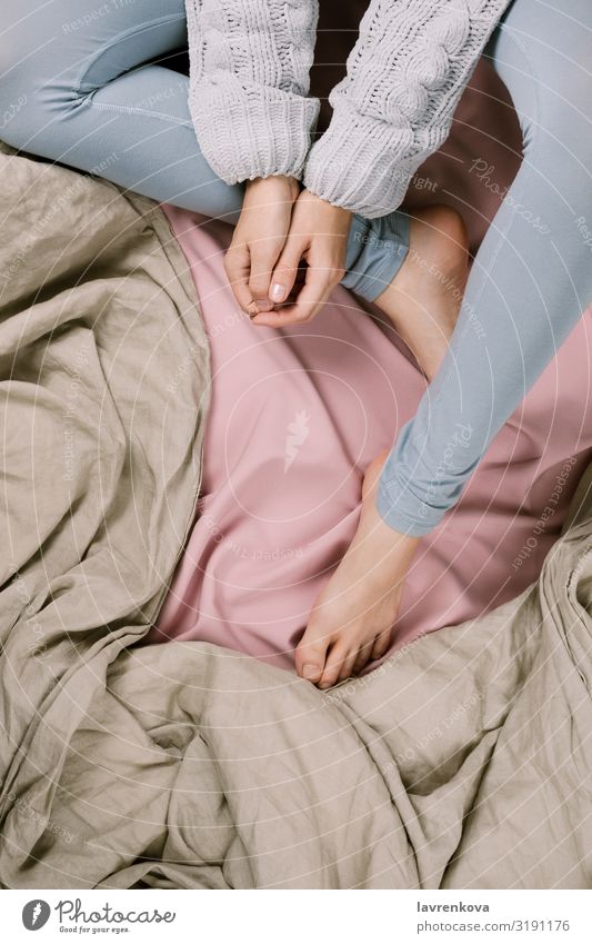 Kuscheliges Flatlay von Frauenbeinen in blauen Leggins und Pullover im Bett Herbst Schlafzimmer Decke Bettdecke Bekleidung kalt Geborgenheit gemütlich Stoff