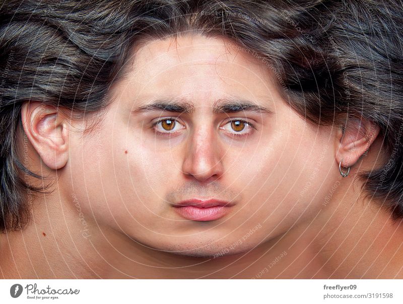 Porträt eines Mannes, der sein Gesicht in den Rahmen abrollt Haut Erwachsene 1 Mensch Ohrringe Lächeln außergewöhnlich lustig Idee Kreativität Surrealismus