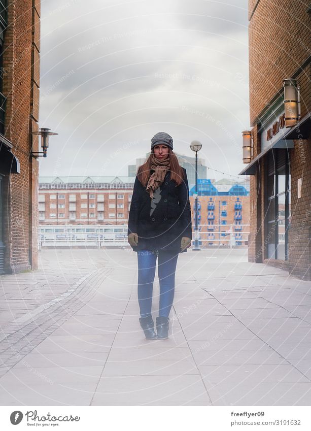 Frau in London mit Nebel Lifestyle Leben Ferien & Urlaub & Reisen Tourismus Winter wandern Mensch Erwachsene 1 Wetter Stadtzentrum Fußgänger Straße Jeanshose
