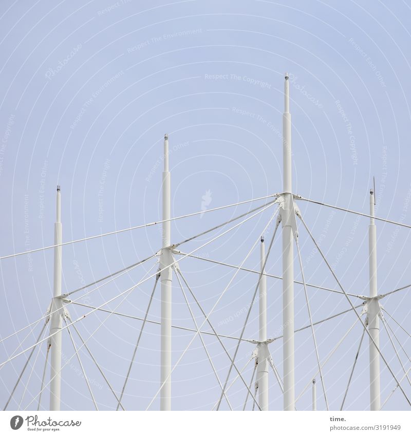 Symmetrie | white poles symmetrisch symmetrie architektur stangen metall gleichmäßig weiß hell himmel sonnig spitzen gerüst