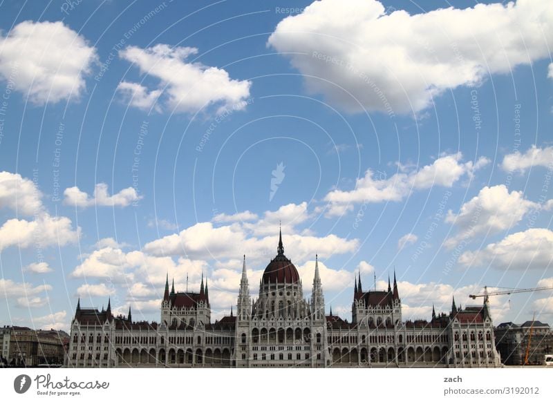 Parlament, Budapest Himmel Wolken Schönes Wetter Ungarn Stadt Hauptstadt Stadtzentrum Altstadt Palast Rathaus Turm Bauwerk Parlamentsgebäude Wahrzeichen blau