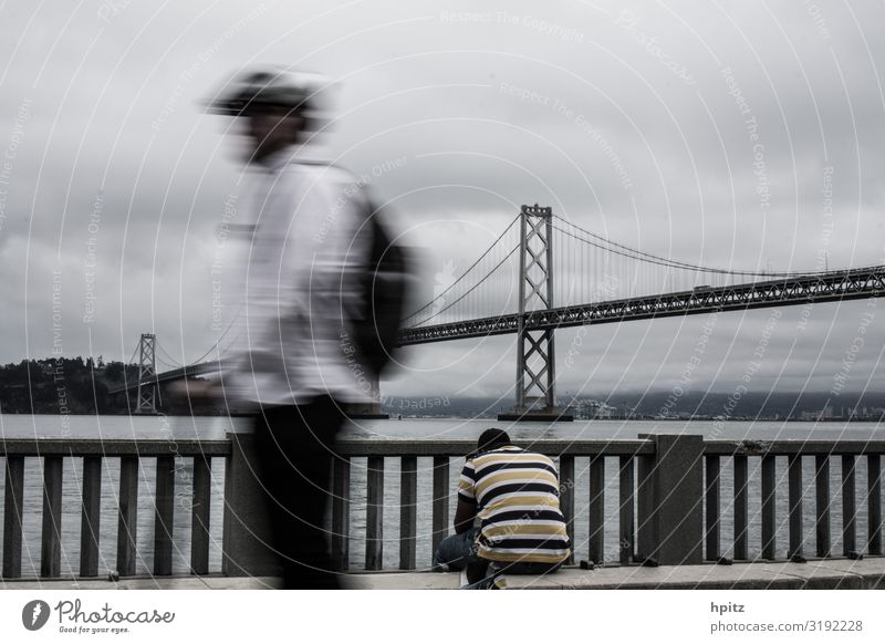 Rush Hour Körper 2 Mensch Umwelt schlechtes Wetter San Francisco Brücke Verkehr Bewegung sitzen trist Stadt grau Stimmung Hoffnung Traurigkeit Trauer Heimweh