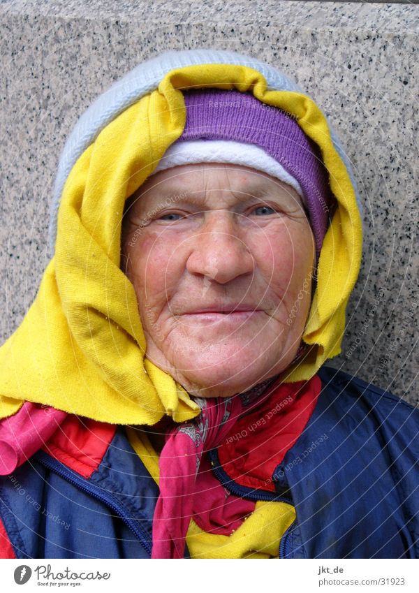 Russian Bag Lady 3 Senior Freundlichkeit mehrfarbig Kopftuch Mütze Frau Weiblicher Senior ca. 80 Jahre Russland