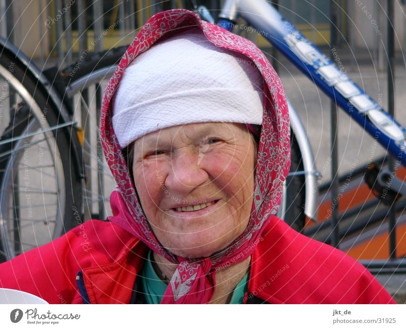 Russian Bag Lady 1 Senior mehrfarbig Kopftuch Mütze Frau Weiblicher Senior ca. 80 Jahre Russland