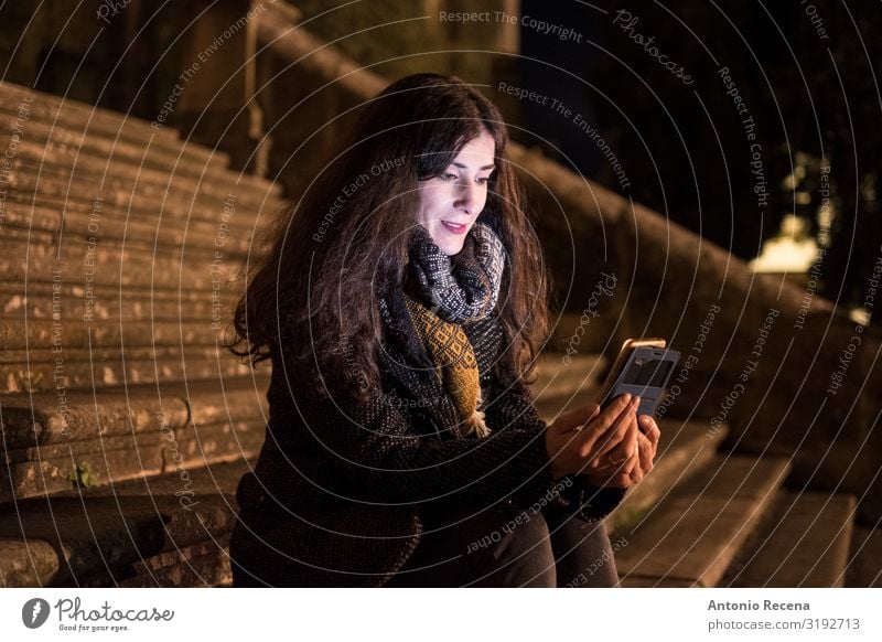Sitzende Frau auf der Kathedraltreppe mit Smartphone Glück Telefon Technik & Technologie Mensch Erwachsene Herbst Architektur Lächeln sitzen Europa Baeza