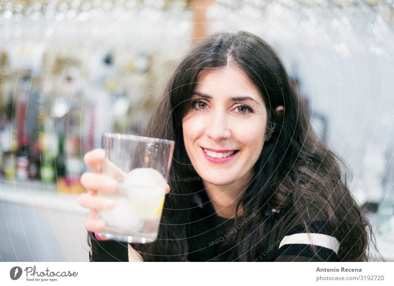 Attraktive 35-jährige Frau im mittleren Erwachsenenalter, die in einer Bar in die Kamera schaut trinken Glück Flirten Herbst Lächeln Europa Baeza Spanisch