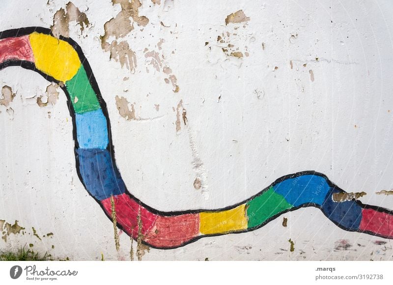 Bunte Schlange bunt Wand weiß alt Kindheit Schulhof Kindergarten malen schlangenförmig