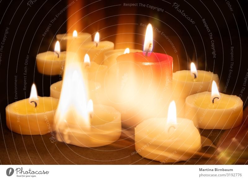 Spielen mit Feuer und Kerzen Meditation Feste & Feiern Wärme Denkmal dunkel rot schwarz Trauer Sehnsucht Frieden Religion & Glaube merkwürdig Streichholz Licht
