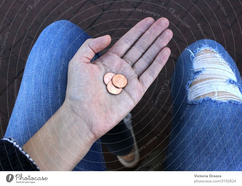 Penny Picker Geld sparen Hand Finger Beine 1 Mensch 18-30 Jahre Jugendliche Erwachsene Kultur bezahlen sitzen warten Häusliches Leben Armut Billig reich weich