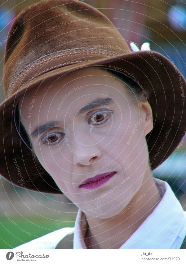 gaukler 1 Artist Bayern Schminke geschminkt Mann Gaukler kleinkunst androgyn Hut