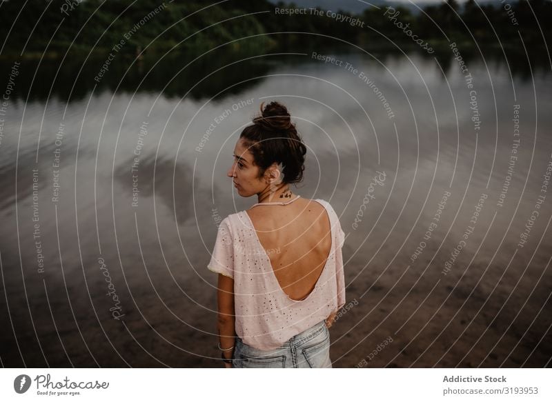 Porträt einer Frau in der Natur Wegsehen See Jugendliche Wasser ruhig Dame Lifestyle lässig gestikulieren Teich Landschaft ruhen Erholung