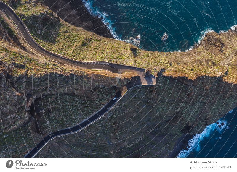 Kurvenreiche Straße durch die Wüstenlandschaft biegend Landschaft Drohnenansicht ausleeren Fluggerät geschlängelt Länder grün Teneriffa Spanien Sonnenstrahlen