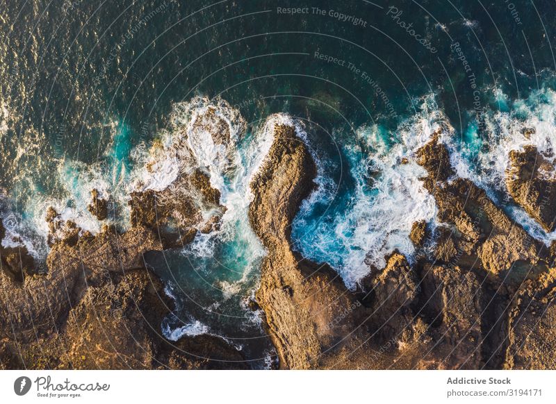 Drohnenansicht der Küste mit Klippen Wellen Felsen Geplätscher abgelegen Fluggerät schaumig Tag Spanien Teneriffa Wasser Höhe Meer Landschaft Natur
